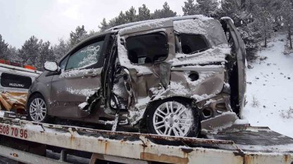 Bolu’da kamyon ile hafif ticari araç çarpıştı: 2 yaralı