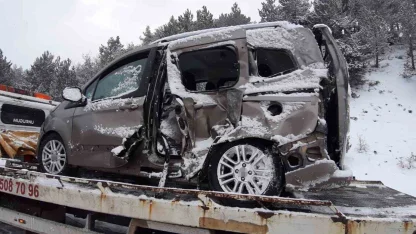 Bolu’da kamyon ile hafif ticari araç çarpıştı: 2 yaralı