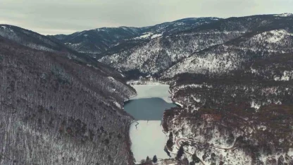 Boraboy Gölü’nün yüzeyi buz tuttu
