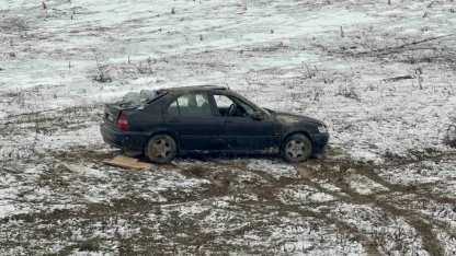 Boş araziye uçan otomobilin sürücüsü yaralandı
