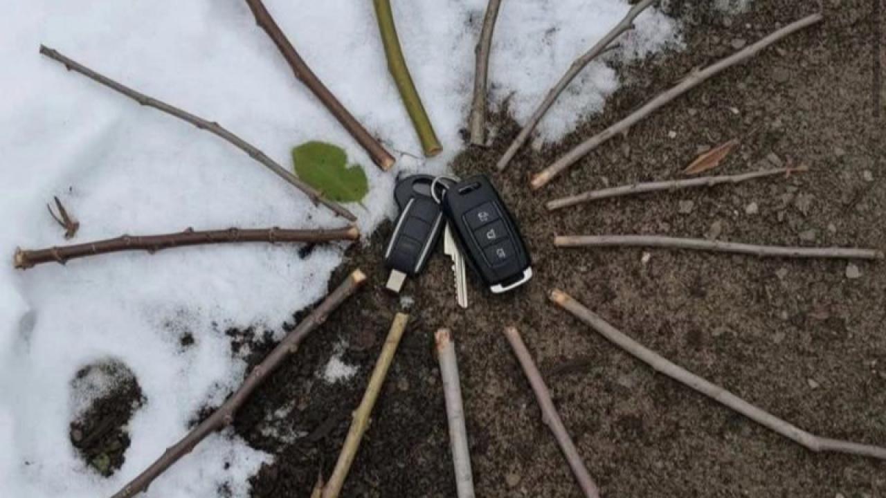 Bugün ormanda koşarken araba anahtarlarımı kaybettim...