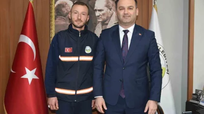 Bulduğu altın bilekliği polise teslim eden temizlik görevlisine belediye başkanından ödül