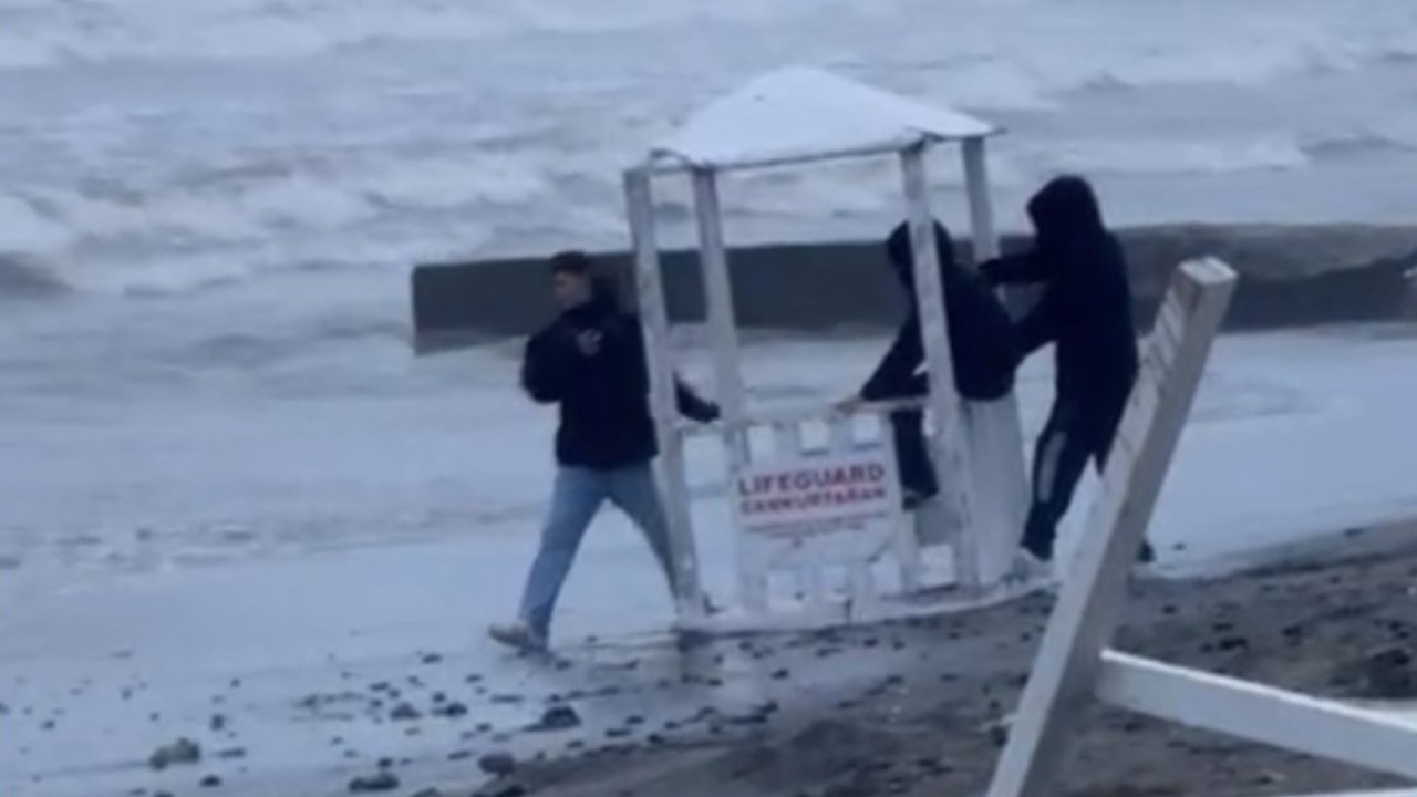 Cankurtaran kulübesini denize atmak isteyen 3 çocuğa polis müdahalesi