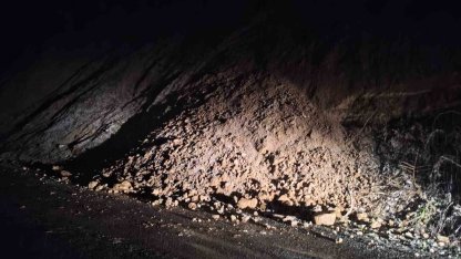 Çaycuma’da heyelan trafik akışını durdurdu