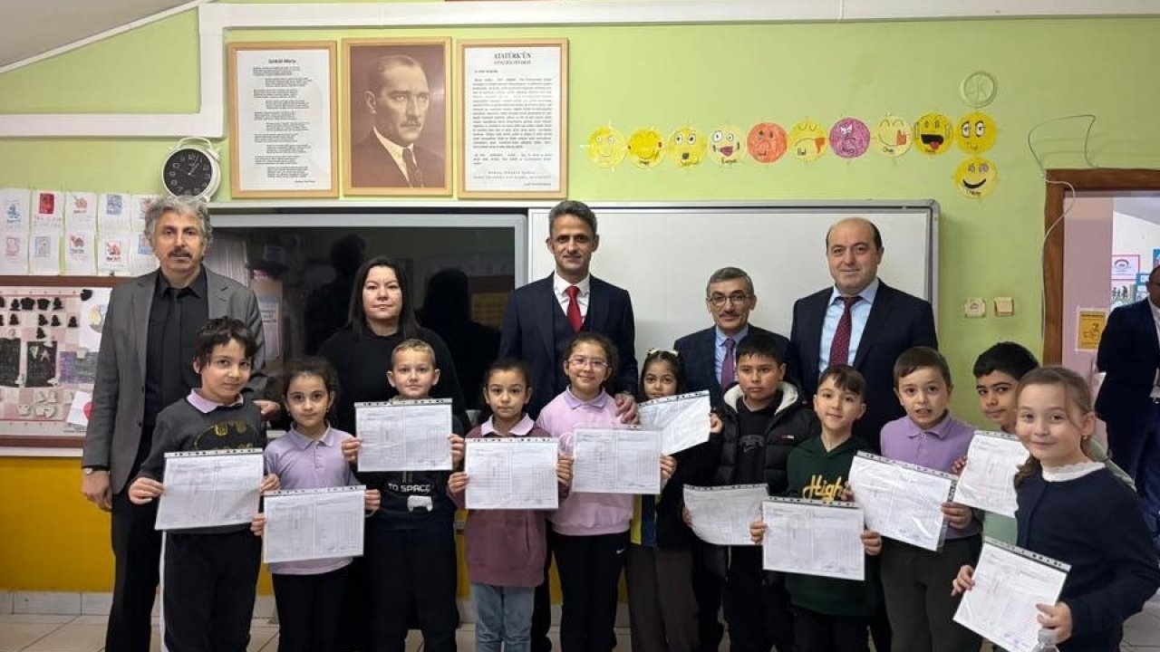 Çaycuma’da öğrenciler karnelerini kaymakam Kaya’nın elinden aldı