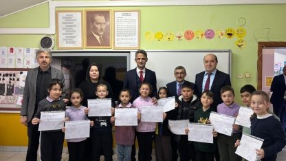 Çaycuma’da öğrenciler karnelerini kaymakam Kaya’nın elinden aldı