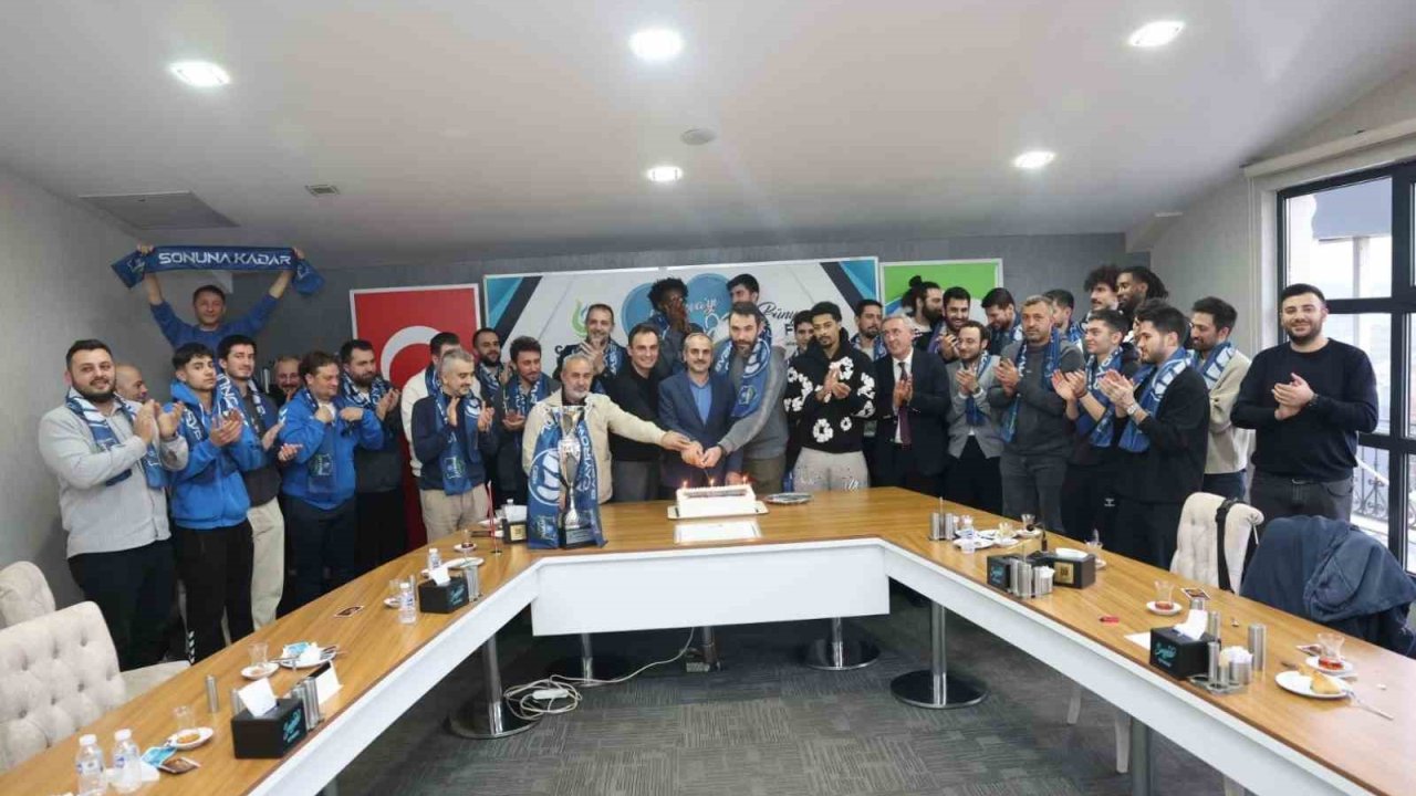 Çayırova Belediye Başkanı Çiftçi, şampiyon basketbolcularla bir araya geldi