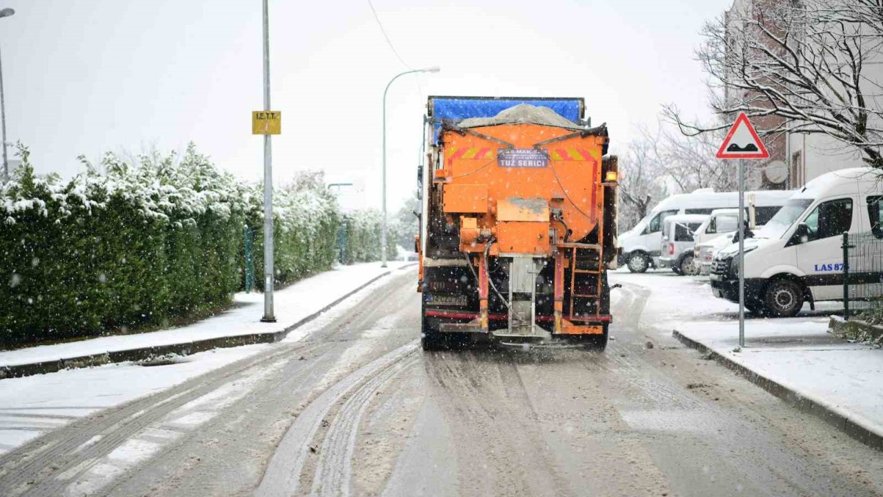 Çayırova’da karla mücadele sürüyor