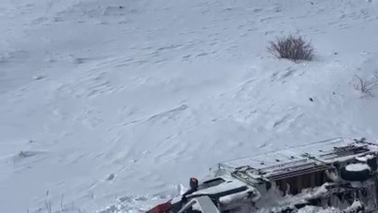 Çekici taşıdığı araç ile şarampole devrildi