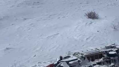 Çekici taşıdığı araç ile şarampole devrildi