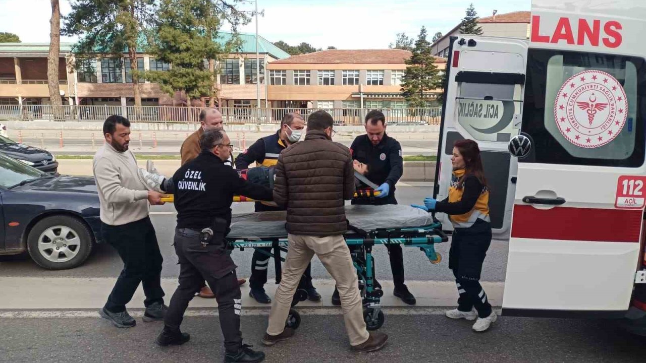 Duvara çarpan motokurye yaralandı