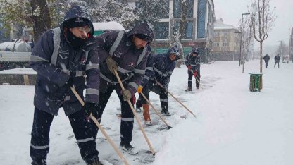 Düzce Belediyesi karla mücadeleyi aralıksız sürdürüyor