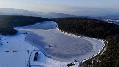 Düzce’de Topuk Yaylası Göleti buz tuttu