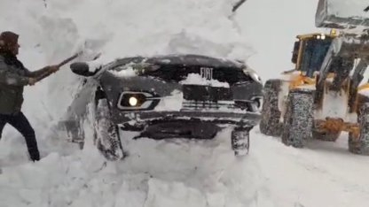 Eğribel Geçidi’nde bir araç yoldan çıkarak kara gömüldü