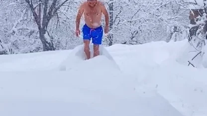 Eksi 10 dereceyi aldırmadan şortuyla karda yüzdü