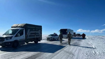 Eksi 30’a düşen sıcaklıklarda buz pistine dönen yolda araçlar mahsur kaldı