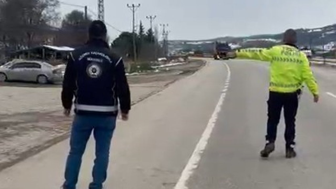 Erbaa’da tırın yatak kısmında saklanan 2 kaçak göçmen yakalandı
