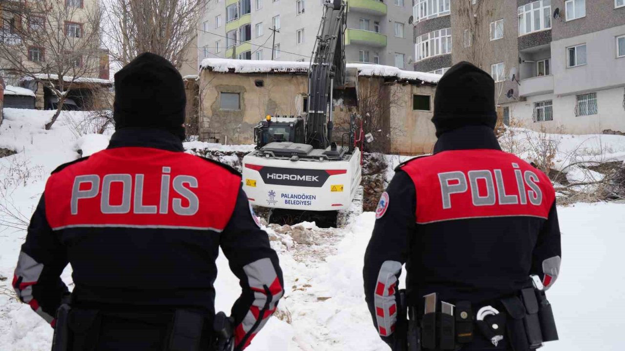 Erzurum’da güvenlik ve huzur için metruk binalar tek tek yıkılıyor