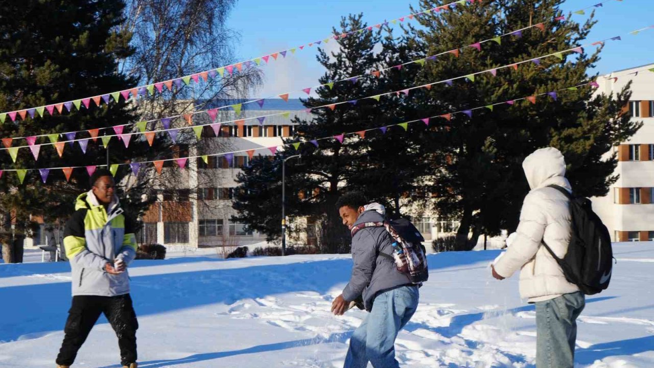 Erzurum’da siyah ile beyazın buluşması
