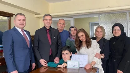 Evde eğitim alan öğrenciler karnelerini Kahraman’dan aldı