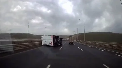 Fırtınada seyir halindeki kamyonet devrildi