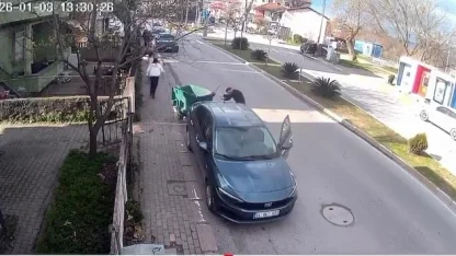 Fırtınanın savurduğu çöp konteyneri park halindeki araca çarptı