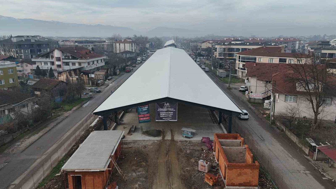 Fuar alanı ve tuhafiyeciler pazaryerinde yoğun tempo