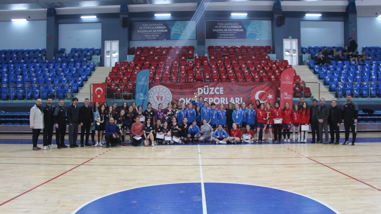 Genç kızlar futsalda şampiyon Düzce Spor Lisesi oldu