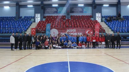 Genç kızlar futsalda şampiyon Düzce Spor Lisesi oldu