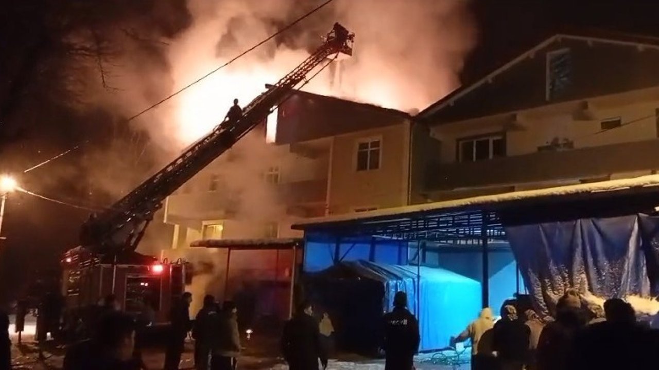 Gökçebey’de 3 katlı binanın çatısı alev alev yandı