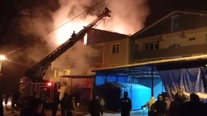 Gökçebey’de 3 katlı binanın çatısı alev alev yandı