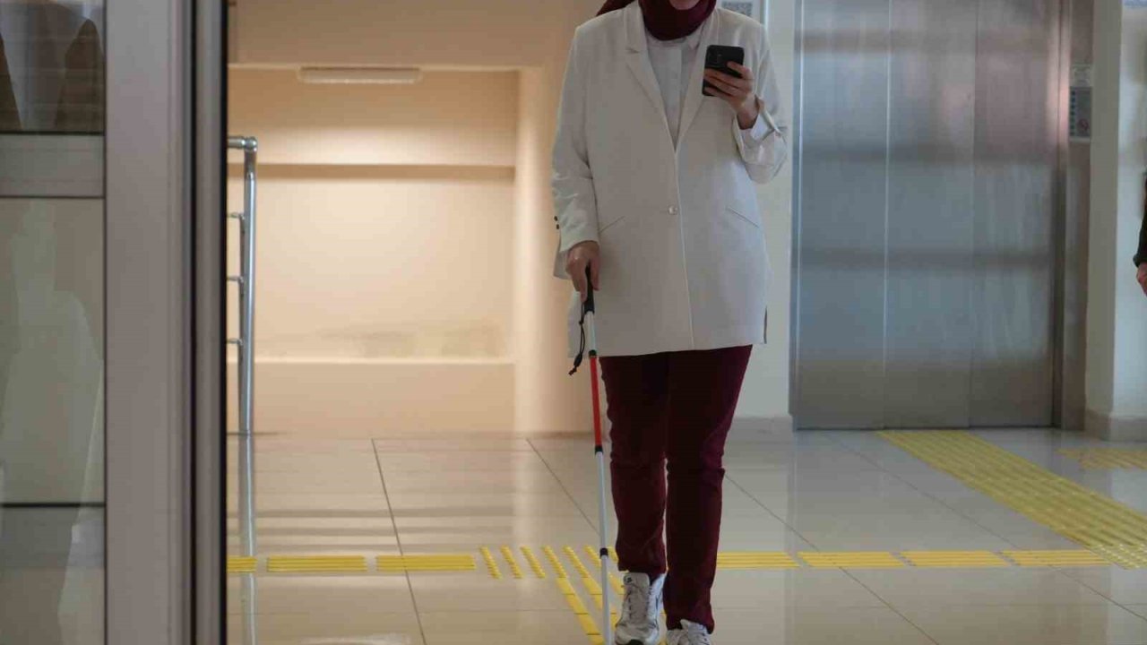 Görme engelli öğrenci, yapay zeka asistanı sayesinde 4 yılda ilk kez tek başına kantine gidebildi