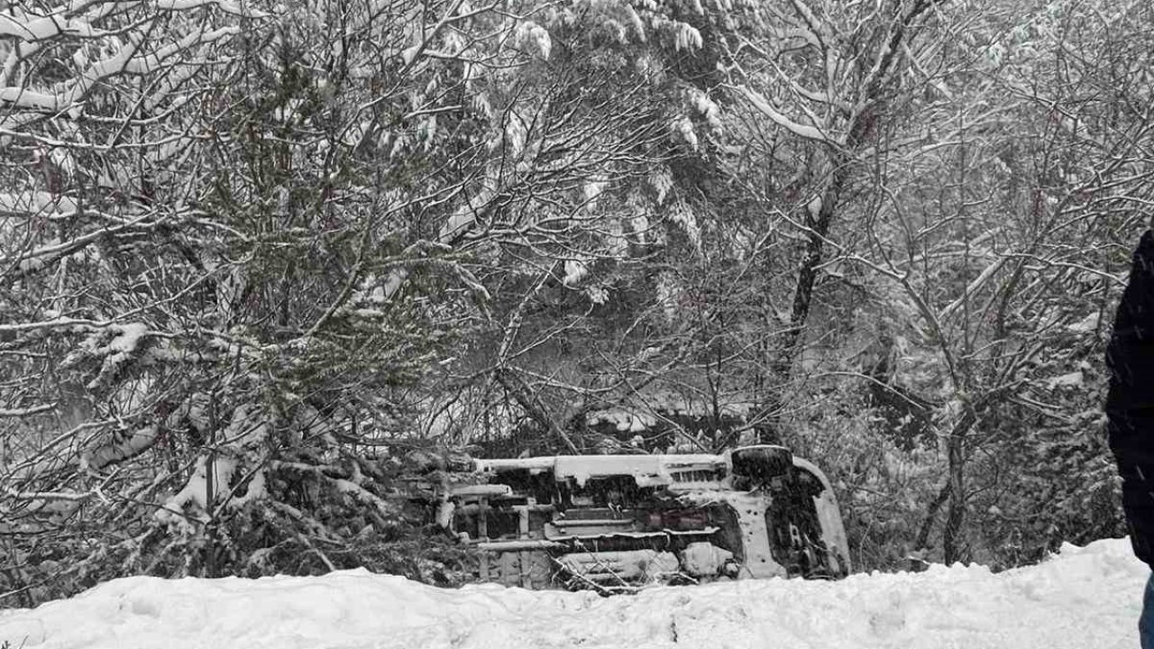 Gümüşhane’de ambulans dere yatağına yuvarlandı