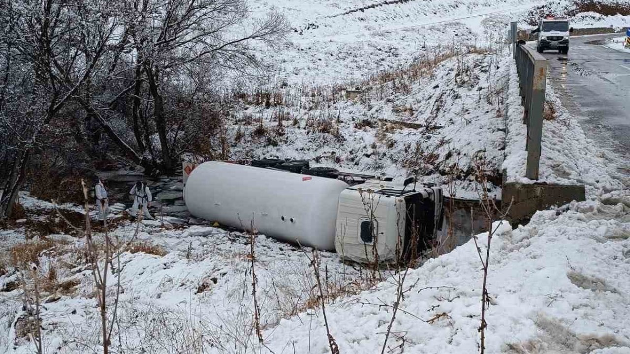 Gümüşhane’de LPG yüklü tanker dere yatağına devrildi: 1 yaralı