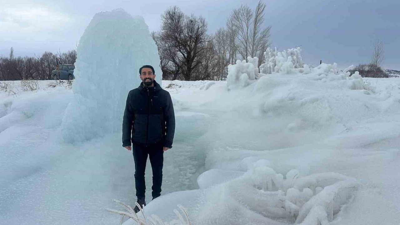 Hınıs’ta 4 metrelik buz kütlesi dikkat çekti