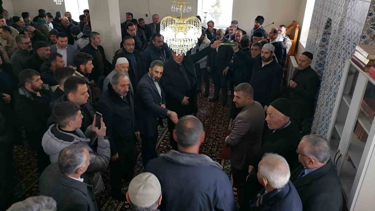 Hınıs’ta husumetli aileler ilçe protokolü ve kanaat önderlerinin araya girmesiyle barıştırıldı