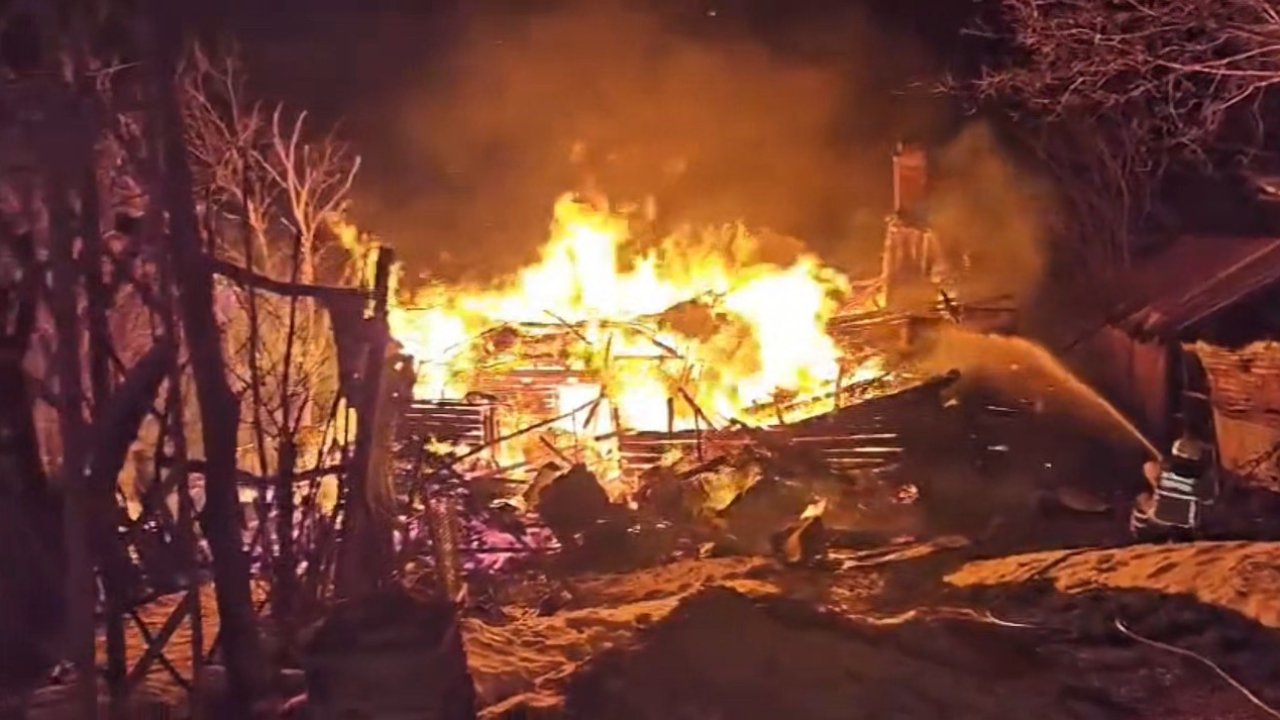 İki katlı ahşap ev alevlere teslim oldu: 1 yaralı