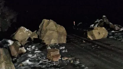 İki köye ulaşım sağlayan yol kapandı