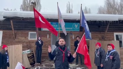 İzcilerden bayrak yürüyüşü