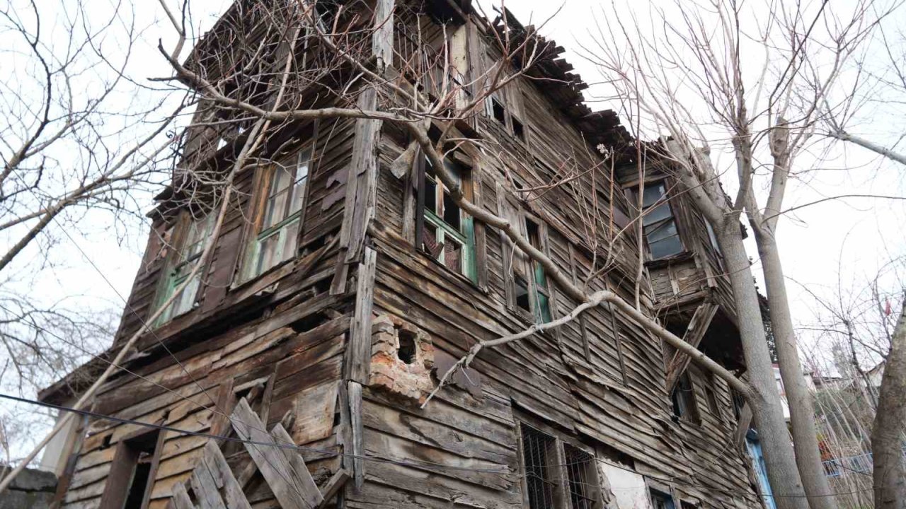 İzmit’in tarihe tanıklık eden evleri restorasyon bekliyor