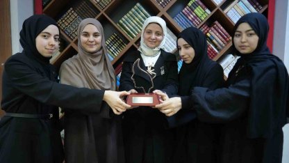 İzmitli kız öğrenciler Arapça münazarada dünya ikincisi oldu
