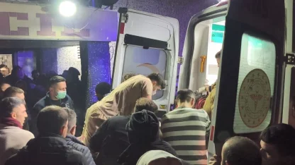 Kalbi duran yaralı için doktor sedye üzerinde kalp masajı yaptı