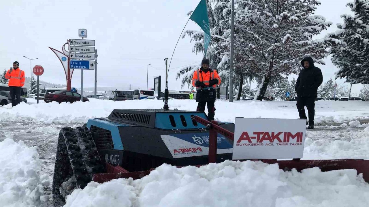 Kaldırımlar robotik araçlarla kardan temizleniyor