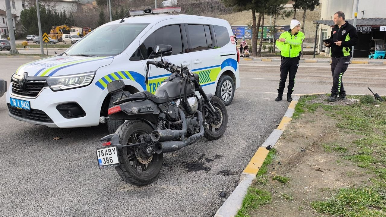 Kamyonet ile çarpışan motosikletteki 2 kişi yaralandı