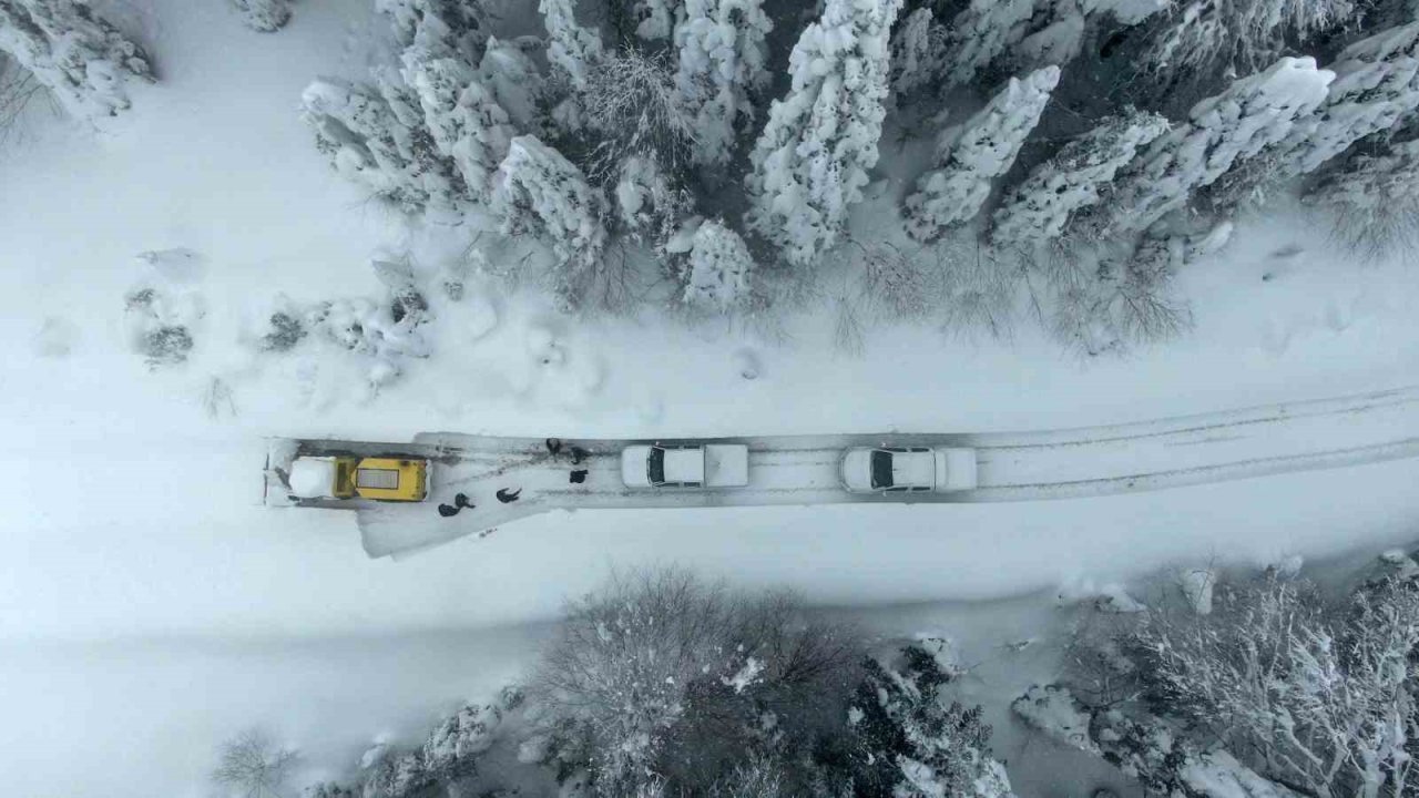 Kar altındaki köy yollarında "kar savaşçıları"ndan yoğun mesai