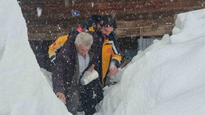 Kar nedeniyle evinde mahsur kalan hastayı sağlık ekipleri kurtardı