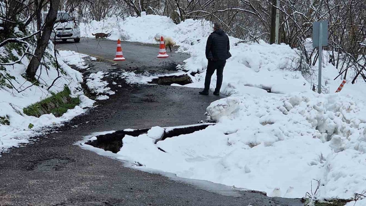Kar yağışı sonrası mahalle yolu heyelana teslim oldu