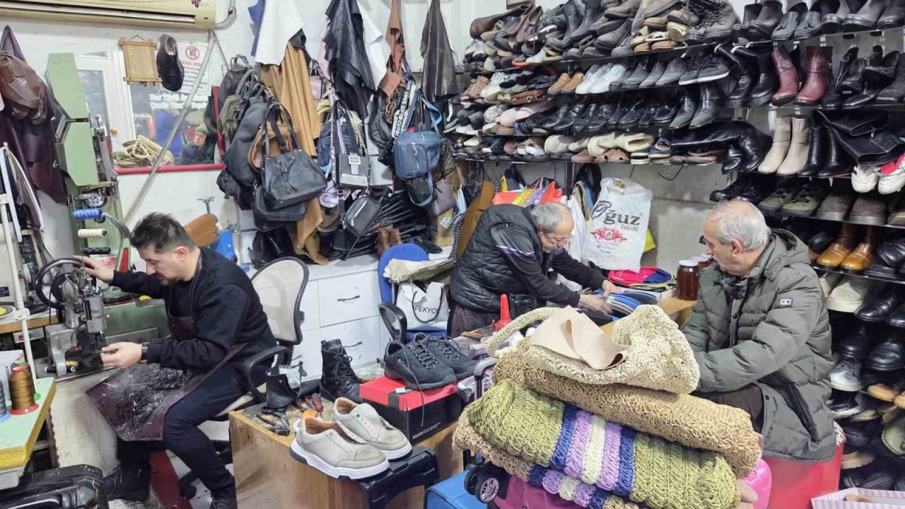 Kara kış ayakkabı tamircilerini ısıttı