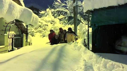 Karabük’te 80 santimetre karı aşıp yaşlı kadını taşıdılar