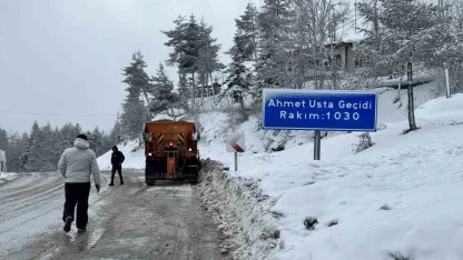 Karabük’te kar yağışıyla birlikte karayolları çalışmalarını sürdürüyor